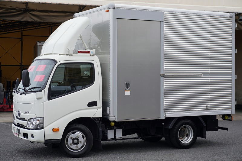 ダイナ　１０尺　アルミバン　積載２０００ｋｇ　サイドドア　ラッシング１段　導風板　９０度ストッパー　バックカメラ　社外ナビ　ＥＴＣ　ＬＥＤヘッドライト　スマートキー　電動パーキングブレーキ　クリアランスソナー　衝突軽減ブレーキ　車線逸脱警報　北村製　ワンオーナー！ＡＴ車！　車検「Ｒ７年１０月まで！」フロント画像