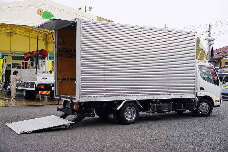 デュトロ　「標準幅　ロング」　アルミバン　積載２０００ｋｇ　跳ね上げ式　パワーゲート　ラッシング３段　ラジコン　バックカメラ　ＥＴＣ２．０　左電格ミラー　坂道発進補助　スマートキー　電動パーキングブレーキ　ＬＥＤヘッドライト＆フォグランプ　導風板　メッキホイールライナー　５速ＭＴ！フロント画像