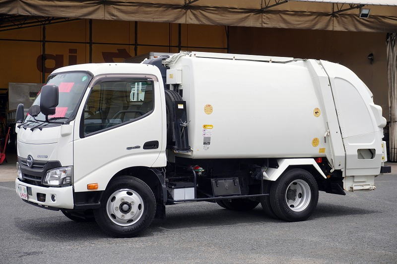 デュトロ　「標準幅」　パッカー車　プレス式　積載２０００ｋｇ　極東製　４．３立米　連続動作　汚水タンク　防臭扉　バックカメラ　ＥＴＣ　左電格ミラー　坂道発進補助　フォグランプ　電動パーキングブレーキ　衝突軽減ブレーキ　車線逸脱警報　ワンオーナー！５速ＭＴ！　車検「Ｒ８年３月まで！」フロント画像
