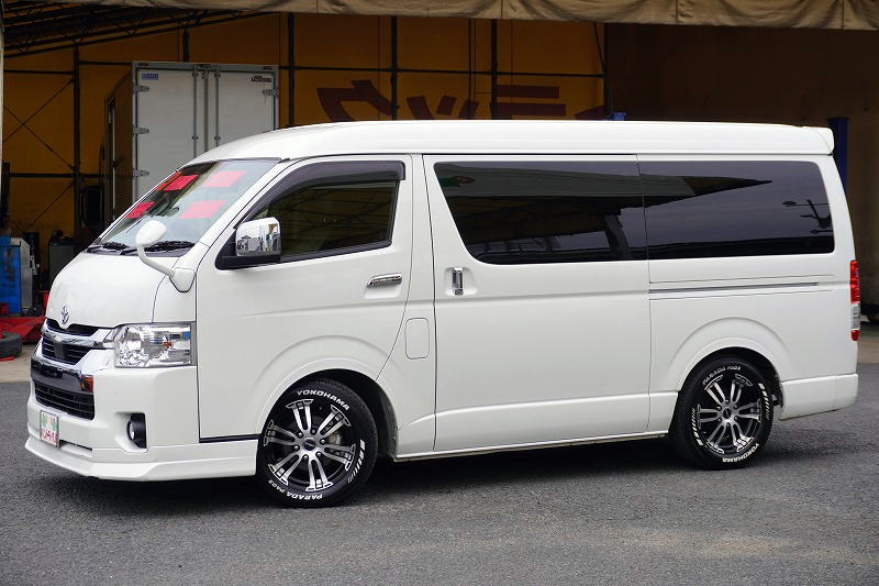 ハイエースワゴン　ＧＬ　「ワイド　ミドルルーフ　２ＷＤ」　４ドア　ガソリン車　１０人乗り　パワースライドドア　社外ナビ　フルセグＴＶ　ＥＴＣ　バックカメラ　フリップダウンモニター　デジタルインナーミラー　パノラミックビューモニター　クリアランスソナー　アルミホイール　フロントスポイラー　リアウイング　ＬＥＤヘッドライト　スマートキー　電格ミラー　衝突軽減ブレーキ　車線逸脱警報　高年式！ＡＴ車！フロント画像