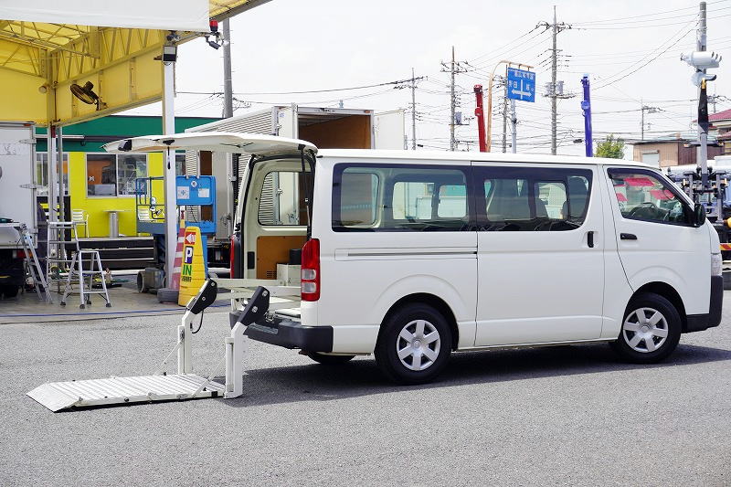 ハイエース　ロング　ＤＸ　５ドア　ガソリン車　３～６人乗り　トヨタ車体製パワーゲート　バックカメラ　ナビ　ワンセグＴＶ　ＥＴＣ　小窓　キーレス　ＡＴ車！フロント画像