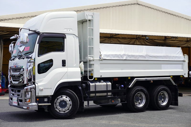 ギガ　大型　「ハイルーフ」　３軸　２デフ　土砂ダンプ　５．１ｍ長　積載９１００ｋｇ　新明和製　船底型　電動コボレーン　鳥居シートデッキ＆ラダー　燃料タンク３００Ｌ　メッキパーツ　アルミホイール　社外ナビ　フルセグＴＶ　バックカメラ　ＥＴＣ２．０　ＬＥＤヘッドライト　保冷庫　ミラーワイパー　７速ＭＴ！高年式！総重量２０トン未満！　車検「Ｒ８年１月まで！」フロント画像