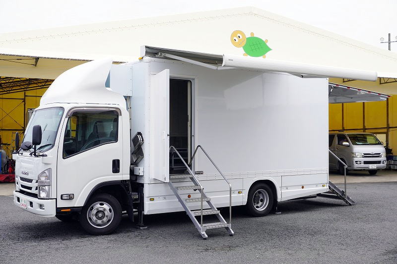 エルフ　「４ＷＤ　ワイドロング」　移動事務室車　サイドドア　リア＆サイド入口シマ板階段式＆手すり付　前後アウトリガー　発電機　窓付　エアコン付　サンシェード　拡声器　導風板　バックカメラ　社外ナビ　ＥＴＣ　両側電格ミラー　坂道発進補助　フォグランプ　オオシマ自工製　ＡＴ車！希少車！！フロント画像