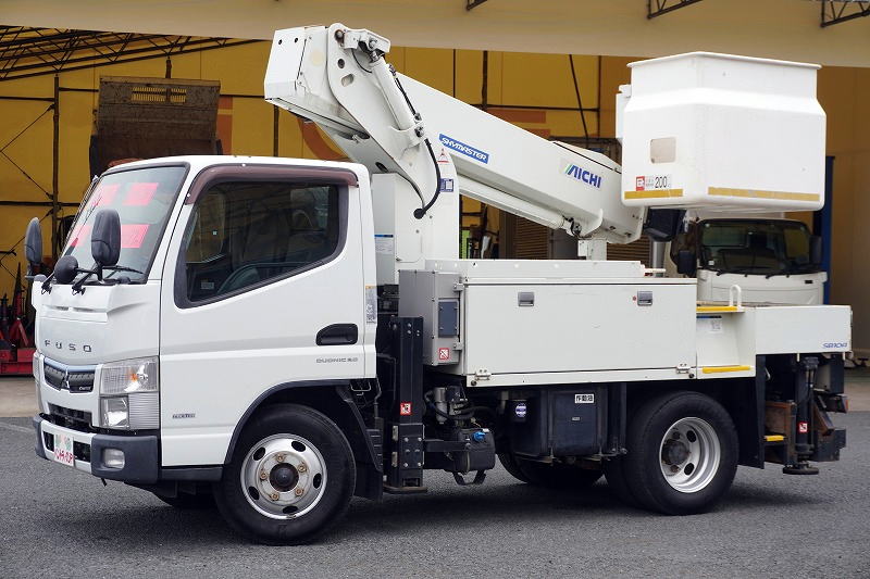 キャンター　高所作業車　アイチ製（ＳＢ１０Ａ）　最大地上高９．７ｍ　ＦＲＰバケット　バケット積載荷重２００ｋｇ　積載３００ｋｇ　工具入れ　ジョイスティックタイプ　アワーメーター：５２５９ｈ　左電格ミラー　社外ナビ　バックカメラ　フォグランプ　通信工事仕様！ＡＴ車！フロント画像