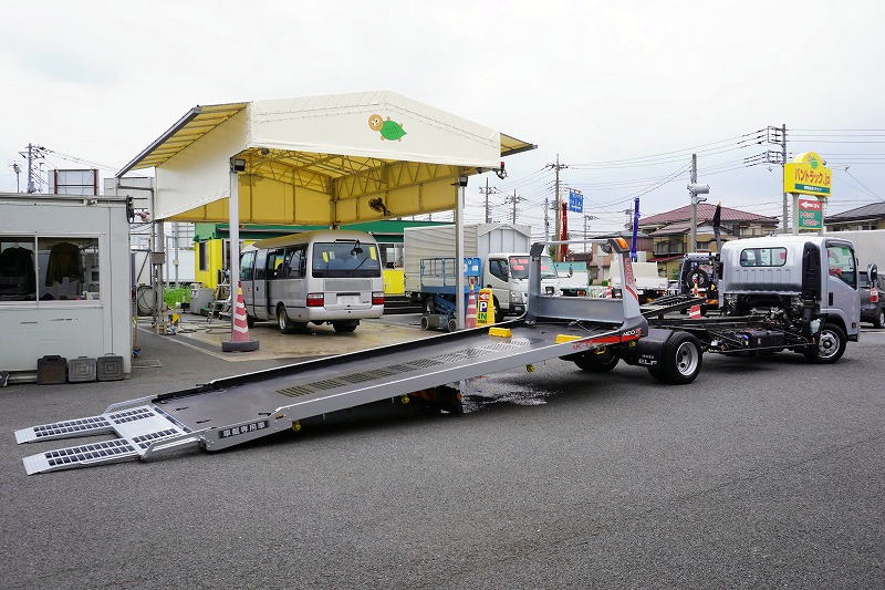 エルフ　「ワイド超ロング」　セーフティーローダー　車載専用　古河ユニック製　積載３０００ｋｇ　ウインチ　ラジコン　油圧リアゲート　一方開　床フック６対　左右電格ミラー　坂道発進補助　ＥＴＣ　フォグランプ　ミラーヒーター　衝突軽減ブレーキ　車線逸脱警報　低走行！６速ＭＴ！　車検「Ｒ８年５月まで！」フロント画像