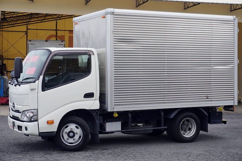 デュトロ　１０尺　アルミバン　積載２０００ｋｇ　ラッシング２段　バックカメラ　社外ナビ　ＥＴＣ　左電格ミラー　ＬＥＤヘッドライト　電動パーキングブレーキ　クリアランスソナー　全高２．８ｍ以下　９０度ストッパー　パブコ製　ＡＴ車！　車検「Ｒ８年２月まで！」フロント画像