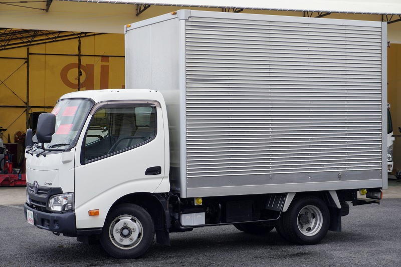 ダイナ　１０尺　アルミバン　積載２０００ｋｇ　ラッシング１段　９０度ストッパー　左電格ミラー　社外ナビ　バックカメラ　ＥＴＣ　衝突軽減ブレーキ　車線逸脱警報　内高２．１５ｍ　トヨタ車体製　ワンオーナー！ＡＴ車！フロント画像