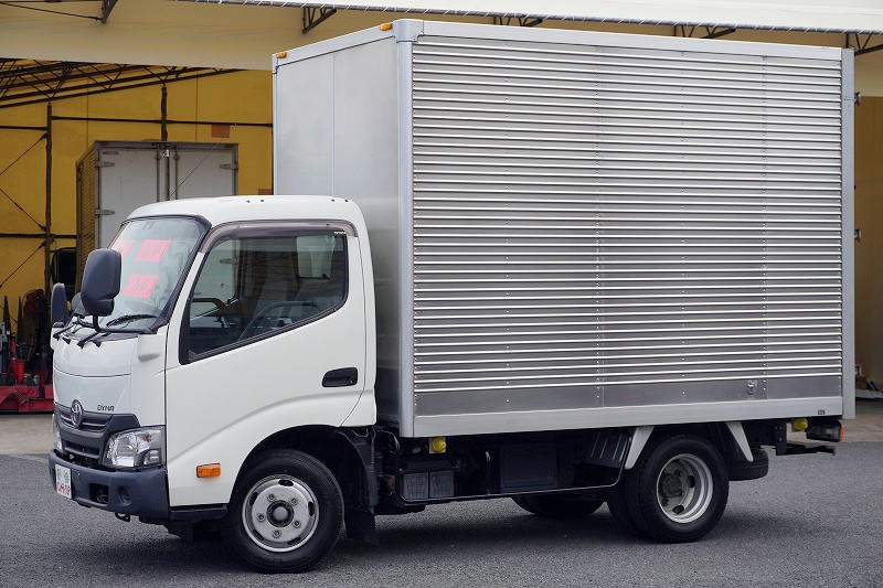ダイナ　１０尺　アルミバン　積載２０００ｋｇ　ラッシング１段　床フック３対　９０度ストッパー　左電格ミラー　社外ナビ　フルセグＴＶ　バックカメラ　ＥＴＣ　左電格ミラー　衝突軽減ブレーキ　車線逸脱警報　内高２．１５ｍ　トヨタ車体製　ワンオーナー！ＡＴ車！フロント画像