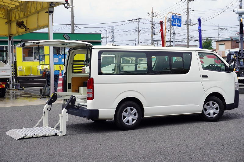 レジアスエース　ロング　ＤＸ　４ドア　ガソリン車　３～６人乗り　トヨタ車体製パワーゲート　荷台板張り　純正ナビ　ワンセグＴＶ　バックカメラ　ＥＴＣ　小窓　キーレス　ワンオーナー！ＡＴ車！フロント画像