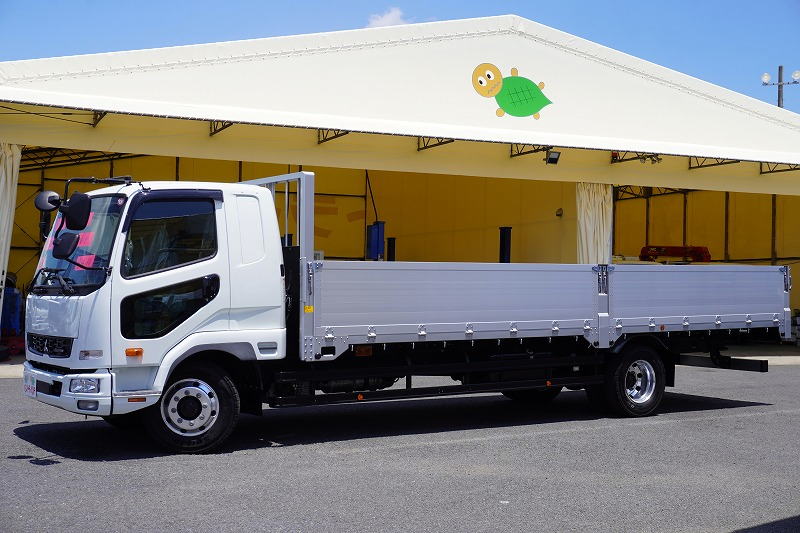 (未使用) ファイター 増トン 「ワイド ベッド付き」 平ボディー アルミブロック 積載8400kg 7.2m長 五方開 アルミホイール 坂道発進補助 HIDヘッドライト フォグランプ 衝突軽減ブレーキ 車線逸脱警報 PTO付き 6速MT!フロント画像