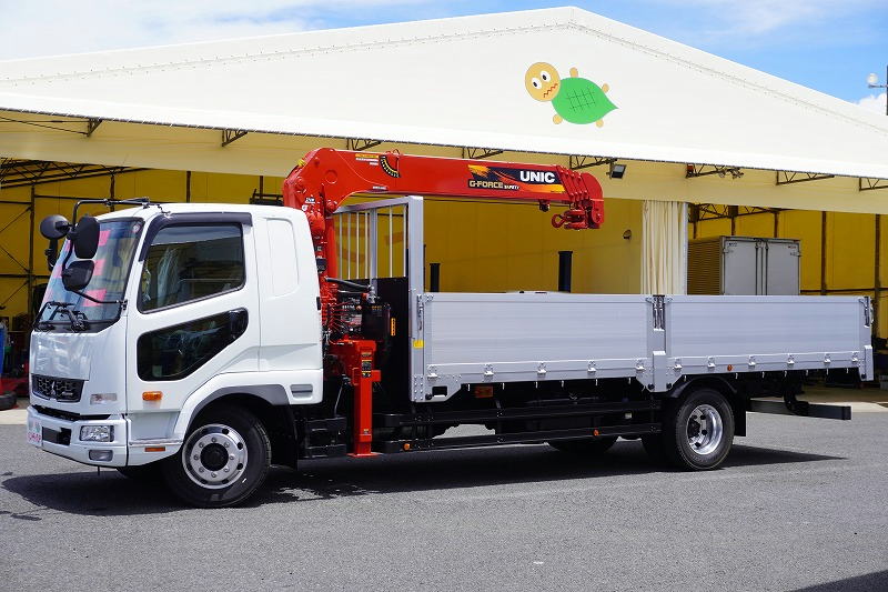 （未使用）　ファイター　増トン　「ワイド　ベッド付き」　５段クレーン　積載７２００ｋｇ　古河ユニック製　６ｍ長　アルミブロック　五方開　ラジコン　フックイン　２．９３ｔ吊　差し違いアウトリガー　坂道発進補助　アルミホイール　衝突軽減ブレーキ　車線逸脱警報　６速ＭＴ！フロント画像