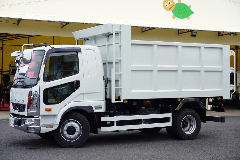 （未使用）　ファイター　増トン　「ベッド付き　土砂禁止」　深ダンプ　新明和製　一方開　積載６６００ｋｇ　リア片開き扉　鳥居シートデッキ＆ラダー　坂道発進補助　ＥＴＣ２．０　衝突軽減ブレーキ　車線逸脱警報　オートエアコン　メッキパーツ　６速ＭＴ！フロント画像