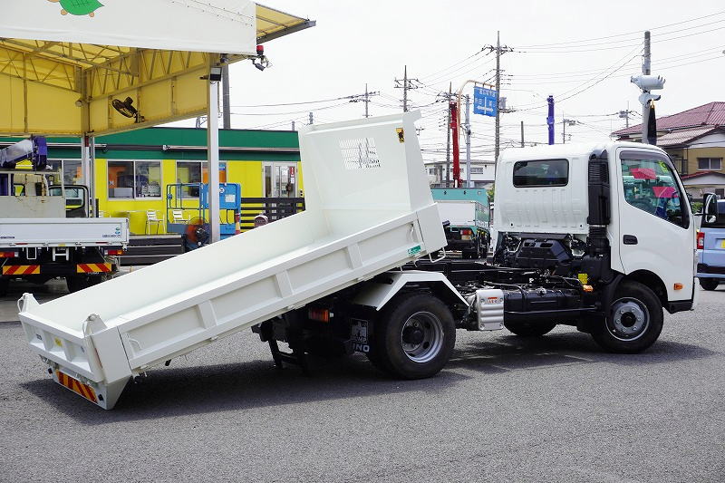 （未使用）　デュトロ　「ワイド」　強化　ローダーダンプ　花見台製　三方開　積載３７００ｋｇ　ダンプピン　左電格ミラー　坂道発進補助　ルームミラー型バックカメラ　クリアランスソナー　ＬＥＤヘッドライト＆フォグランプ　衝突軽減ブレーキ　車線逸脱警報　寒冷地仕様　６速ＭＴ！車検「Ｒ８年７月まで！」フロント画像