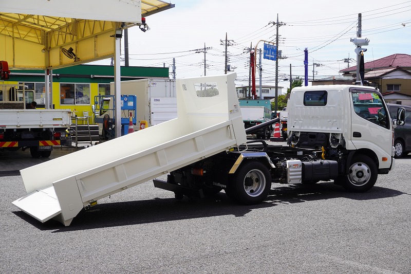 （未使用）　デュトロ　「標準幅」　強化　ローダーダンプ　Ｌゲート　新明和製　三方開　積載３０００ｋｇ　左電格ミラー　坂道発進補助　ルームミラー型バックカメラ　ＥＴＣ２．０　クリアランスソナー　ＬＥＤヘッドライト＆フォグランプ　衝突軽減ブレーキ　車線逸脱警報　６速ＭＴ！　車検「Ｒ８年１月まで！」フロント画像