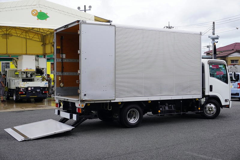 エルフ　「ワイドロング」　アルミバン　積載３０００ｋｇ　サイドドア　ラッシング２段　リア観音扉　パワーゲート　バックカメラ　ＥＴＣ　左電格ミラー　坂道発進補助　フォグランプ　日本フルハーフ製　６速ＭＴ！　車検「Ｒ８年２月まで！」フロント画像