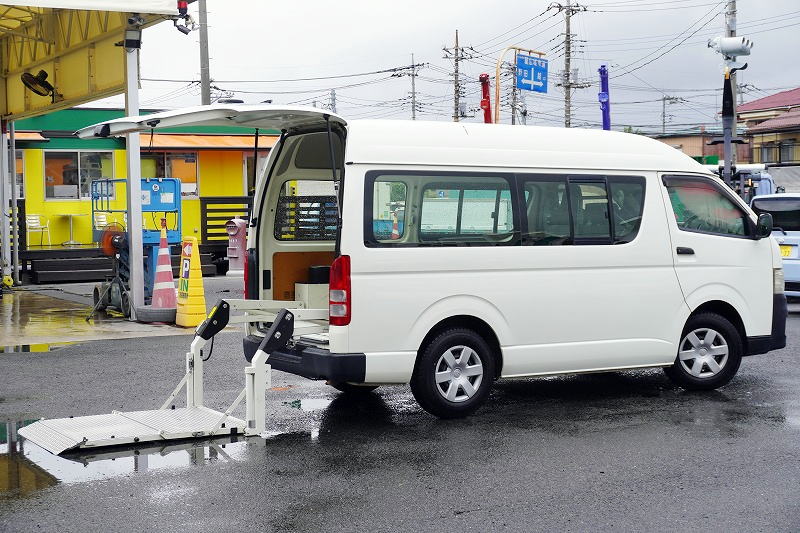 ハイエース　ロング　ＤＸ　４ドア　「ハイルーフ」　ガソリン車　３人乗り　トヨタ車体製パワーゲート　荷台板張り　ＥＴＣ　小窓　ワンオーナー！ＡＴ車！フロント画像
