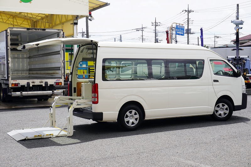 ハイエース　ワイド　スーパーロング　ＤＸ　４ドア　「ハイルーフ」　ガソリン車　３～６人乗り　和光工業製パワーゲート　荷台板張り　ラッシング１段　荷室加工有り　小窓　社外ナビ　バックカメラ　ＥＴＣ　低走行！ＡＴ車！フロント画像