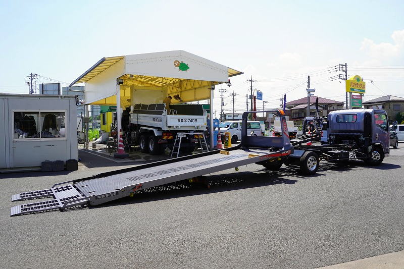 エルフ　「カスタム　ワイド超ロング」　セーフティーローダー　車載専用　古河ユニック製　積載３０００ｋｇ　ラジコン　ウインチ　床フック　一方開　両側電格ミラー　坂道発進補助　ＨＩＤヘッドライト　フォグランプ　社外ナビ　フルセグＴＶ　ＥＴＣ　ステンレス工具箱　メッキパーツ　６速ＭＴ！美車！　車検「Ｒ８年３月まで！」フロント画像