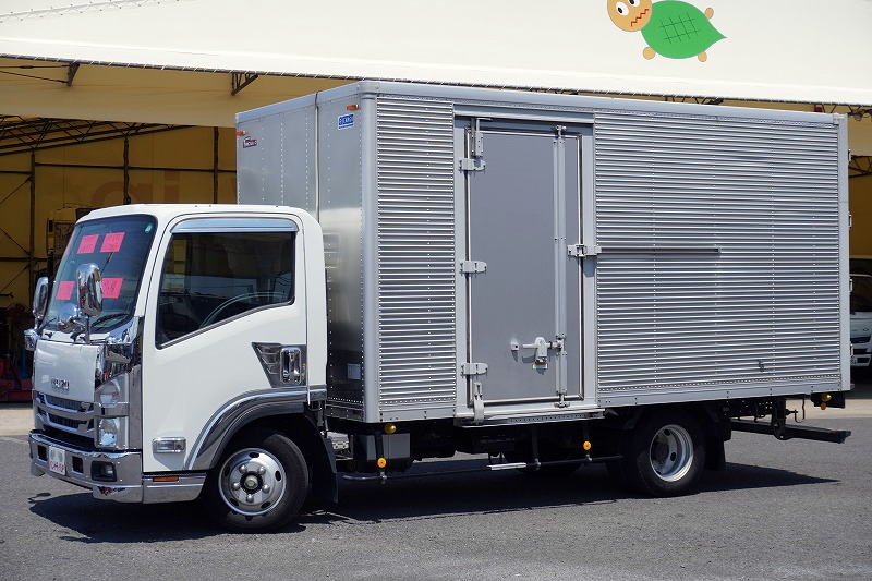 エルフ　「ワイドロング」　アルミバン　積載２０００ｋｇ　サイドドア　ラッシング２段　バックカメラ　社外ナビ　フルセグＴＶ　ＥＴＣ　メッキパーツ　坂道発進補助　左電格ミラー　キーレス　フォグランプ　日本フルハーフ製　ワンオーナー！６速ＭＴ！　車検「Ｒ８年２月まで！」フロント画像
