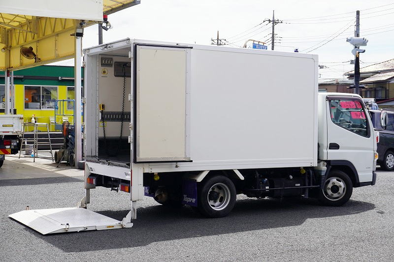 キャンター　１０尺　パネルバン　積載２０００ｋｇ　リア観音扉　垂直パワーゲート　ラッシング１段　荷台ステンレス張り　バックカメラ　社外ナビ　ＥＴＣ　左電格ミラー　車線逸脱警報　フォグランプ　５速ＭＴ！準中型（５トン限定）免許対応！！フロント画像