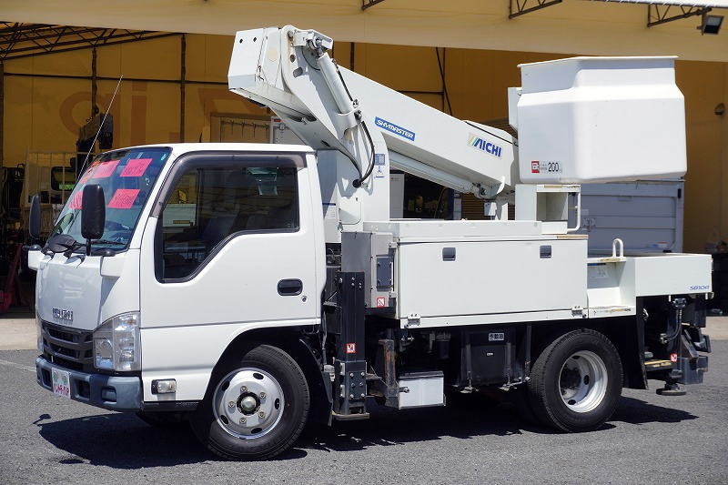 エルフ　高所作業車　アイチ製（ＳＢ１０Ａ）　最大地上高９．７ｍ　ＦＲＰバケット　バケット積載荷重２００ｋｇ　積載５００ｋｇ　工具入れ　ジョイスティックタイプ　アワーメーター：２１１２ｈ　左電格ミラー　坂道発進補助　ＥＴＣ　通信工事仕様！６速ＭＴ！フロント画像