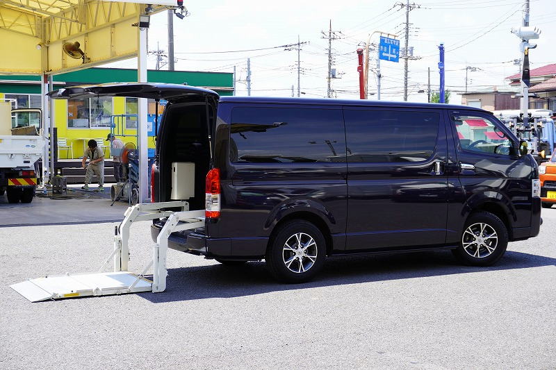 ハイエース　ロング　スーパーＧＬ　ダークプライムⅡ　ディーゼル車　５ドア　和光工業製パワーゲート　両側パワースライドドア　スマートキー　ＬＥＤヘッドライト＆フォグランプ　アルミホイール　ウッドコンビハンドル　社外ナビ　フルセグＴＶ　バックカメラ　ＥＴＣ　フリップダウンモニター　ＡＣ１００Ｖ　オートエアコン　衝突軽減ブレーキ　車線逸脱警報　ＡＴ車！フロント画像
