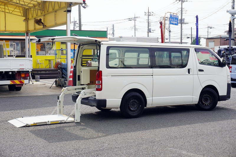 レジアスエース　ロング　ＤＸ　５ドア　ディーゼル車　３人乗り　和光工業製パワーゲート　小窓　バックカメラ　社外ナビ　ＥＴＣ　キーレス　ＡＣ１００Ｖ　セパレーターカーテン　衝突軽減ブレーキ　車線逸脱警報　ＡＴ車！フロント画像