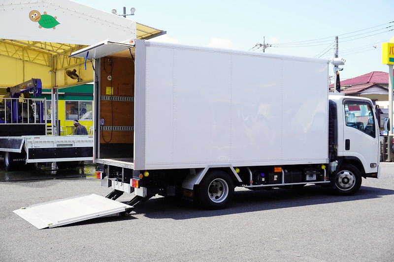 エルフ　「ワイドロング」　パネルバン　積載２０００ｋｇ　跳ね上げ式　パワーゲート　ラッシング２段　左電格ミラー　坂道発進補助　バックカメラ　ＥＴＣ２．０　オートエアコン　フォグランプ　ハイブリッド　北村製　ＡＴ車！フロント画像