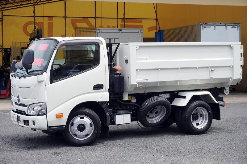 デュトロ　「標準幅」　アームロール　新明和製　積載３０００ｋｇ　ツインシリンダー　キャブバックステップ　コンテナ付き　ＬＥＤヘッドライト＆フォグランプ　ＥＴＣ　左電格ミラー　衝突軽減ブレーキ　車線逸脱警報　電動パーキングブレーキ　クリアランスソナー　６速ＭＴ！　車検「Ｒ８年２月まで！」フロント画像