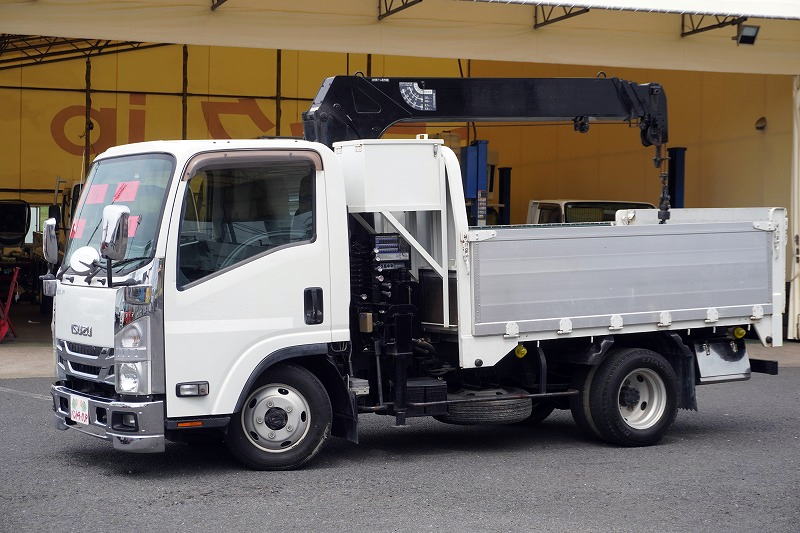 エルフ　「標準幅　セミロング　４ＷＤ」　４段クレーン　積載２０００ｋｇ　タダノ製　アルミブロック　鳥居左右工具箱　荷台鉄板張り　左電格ミラー　バックカメラ　ＥＴＣ　フォグランプ　メッキパーツ　ＡＴ車！　車検「Ｒ８年１月まで！」フロント画像
