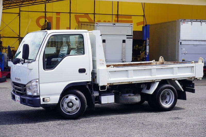エルフ　強化ダンプ　新明和製　積載２０００ｋｇ　三方開　手動コボレーン　鳥居アングル補強　ダンプピン　ＥＴＣ　坂道発進補助　フルフラットロー　５速ＭＴ！フロント画像