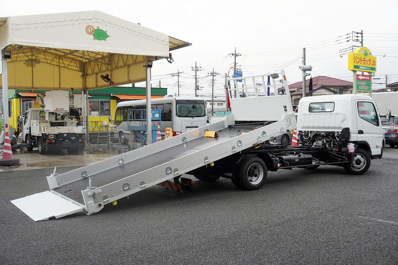 （未使用）　キャンター　「ワイド超ロング」　セーフティーローダー　一般用　古河ユニック製　積載３０００ｋｇ　アルミブロック　ウインチ　ラジコン　ロープ穴４対　床フック６対　バックカメラ　ＬＥＤヘッドライト＆フォグランプ　左電格ミラー　坂道発進補助　スマートキー　衝突軽減ブレーキ　車線逸脱警報　５速ＭＴ！　車検「Ｒ９年４月まで！」フロント画像