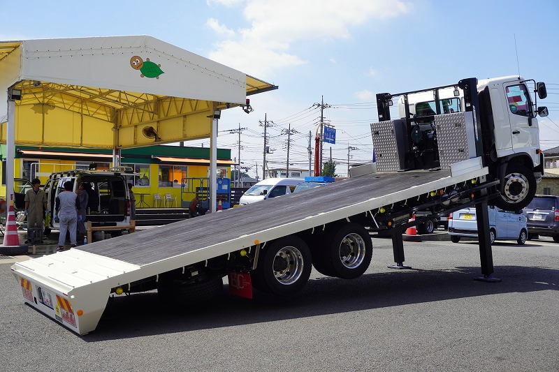 （未使用）　レンジャー　大型　３軸　「ベッド付き」　重機運搬車　積載１０９００ｋｇ　ハイジャッキ　ウインチ　７．１ｍ長　造りボディー　アユミ板掛け　ガッチャボックス　落とし込みフック　アルミホイール　社外テール　衝突軽減ブレーキ　車線逸脱警報　リターダ　７速ＭＴ！総重量２０トン未満！　車検「Ｒ８年９月まで！」フロント画像
