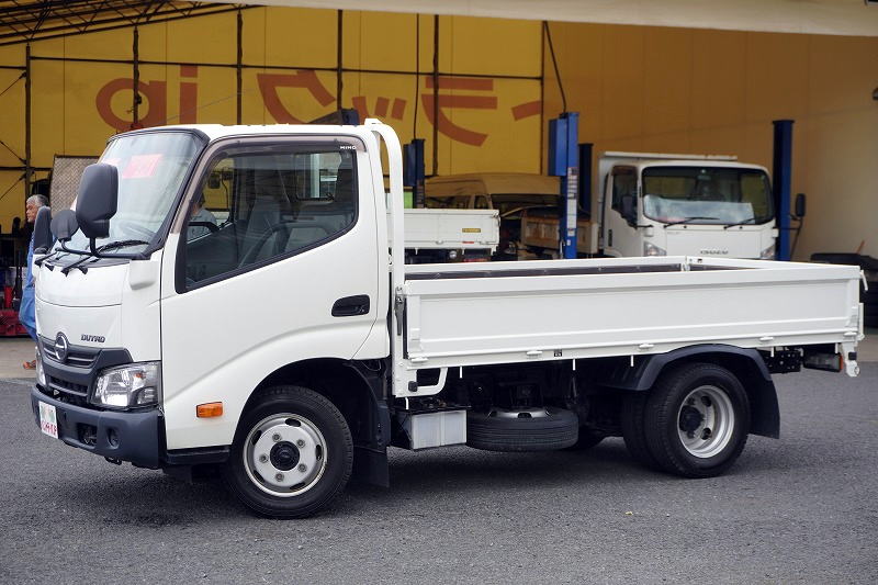 デュトロ　「標準幅　ショート」　平ボディー　積載２０００ｋｇ　三方開　全低床　左電格ミラー　ＥＴＣ　５速ＭＴ！フロント画像