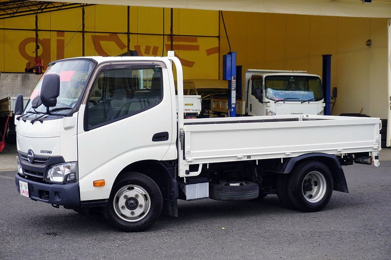 デュトロ　「標準幅　ショート」　平ボディー　積載２０００ｋｇ　三方開　全低床　左電格ミラー　ＥＴＣ　５速ＭＴ！フロント画像