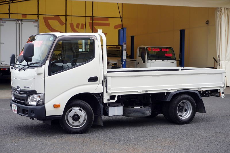 デュトロ　「標準幅　ショート」　平ボディー　積載２０００ｋｇ　三方開　全低床　左電格ミラー　ＥＴＣ　５速ＭＴ！フロント画像