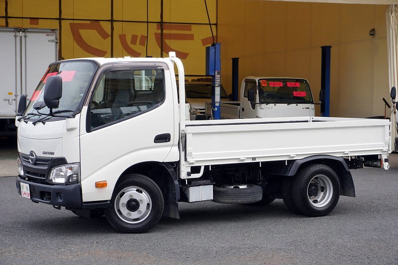 デュトロ　「標準幅　ショート」　平ボディー　積載２０００ｋｇ　三方開　全低床　左電格ミラー　ＥＴＣ　５速ＭＴ！フロント画像