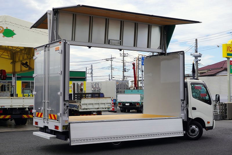 デュトロ　「ワイドロング」　アルミウイング　積載３０００ｋｇ　ラッシング２段　バックカメラ　左電格ミラー　スマートキー　電動パーキングブレーキ　セイコーラック　ＬＥＤヘッドライト＆フォグランプ　クリアランスソナー　衝突軽減ブレーキ　車線逸脱警報　トランテックス製　高年式！低走行！６速ＭＴ！　車検「Ｒ８年９月まで！」フロント画像