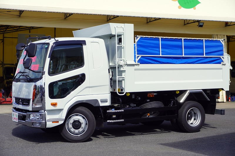 （未使用）　ファイター　増トン　「ベッド付き」　土砂ダンプ　新明和製　一方開　積載７３００ｋｇ　電動コボレーン　船底型　鳥居シートデッキ＆ラダー　砂切　メッキパーツ　ＨＩＤヘッドライト　坂道発進補助　衝突軽減ブレーキ　車線逸脱警報　６速ＭＴ！　車検「Ｒ７年１２月まで！」フロント画像