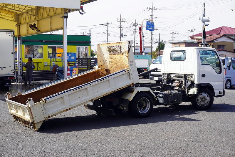 エルフ　「標準幅」　強化　ローダーダンプ　新明和製　三方開　積載３０００ｋｇ　手動コボレーン　スライド用ラジコン　ダンプピン　ＡＴ車！フロント画像