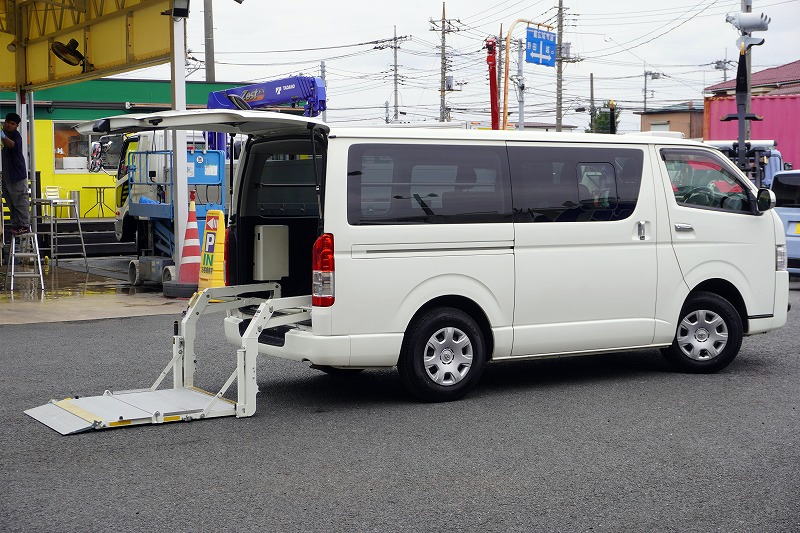 ハイエース　ロング　スーパーＧＬ　５ドア　ガソリン車　５人乗り　和光工業製パワーゲート　荷台板張り　床フック　バックカメラ　社外ナビ　ＥＴＣ　小窓　電格ミラー　イージークローザー　オートエアコン　ワンオーナー！ＡＴ車！フロント画像