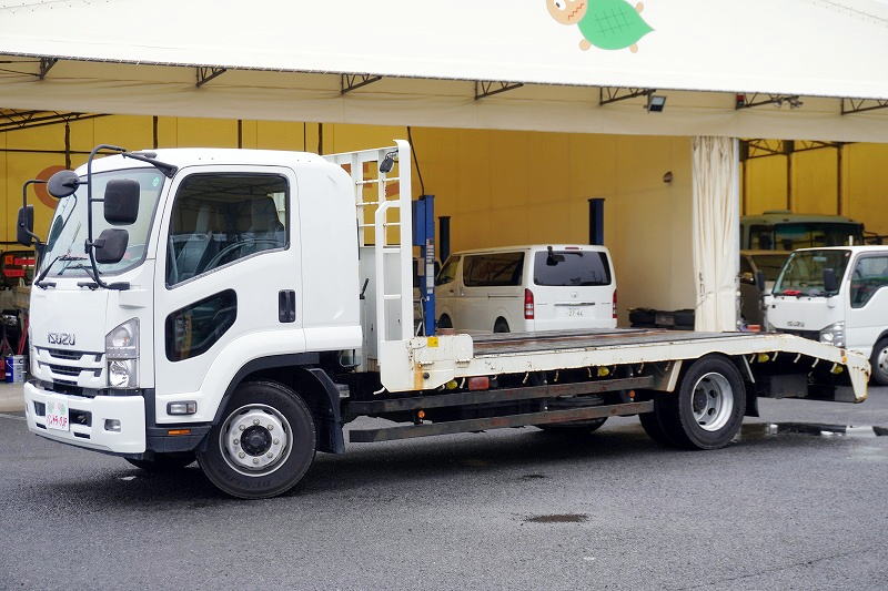 フォワード　増トン　「標準幅　ベッド付」　重機運搬車　本所ボディー製　積載８８００ｋｇ　アユミ板掛け＆アユミ板付き　鳥居Ｊフック＆下部鉄板張り＆ラダー　スタンション穴　網工具入れ　ＬＥＤ作業灯　ＥＴＣ　坂道発進補助　低走行！６速ＭＴ！希少車！！フロント画像