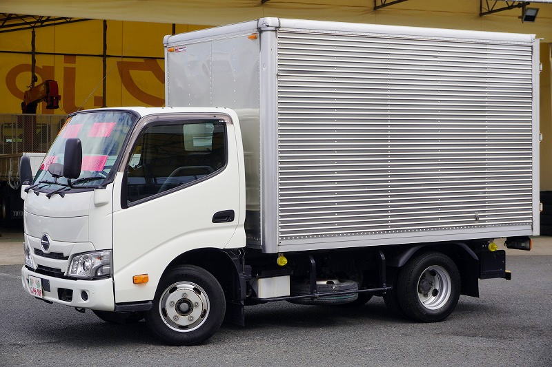 デュトロ　１０尺　アルミバン　積載２０００ｋｇ　ラッシング２段　バックカメラ　社外ナビ　ＥＴＣ２．０　ＬＥＤヘッドライト　電動パーキングブレーキ　クリアランスソナー　９０度ストッパー　全高２．８ｍ以下　パブコ製　ＡＴ車！フロント画像