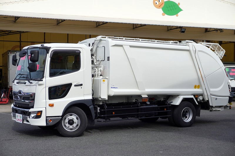 レンジャー　増トン　「ベッドレス」　パッカー車　プレス式　積載４２００ｋｇ　１０．２立米　新明和製　連続動作　防臭ドア　汚水タンク　網工具入れ　バックカメラ　ＥＴＣ２．０　坂道発進補助　衝突軽減ブレーキ　車線逸脱警報　６速ＭＴ！段ボール仕様！中型免許対応！！フロント画像