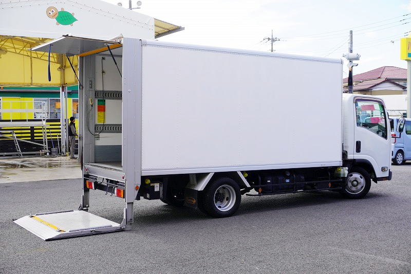 エルフ　「標準幅　ロング」　パネルバン　積載１６００ｋｇ　跳ね上げ式　垂直パワーゲート　ラッシング２段　バックカメラ　左電格ミラー　キーレス　全低床　北村製　ＡＴ車！準中型（５トン限定）免許対応！希少車！！フロント画像