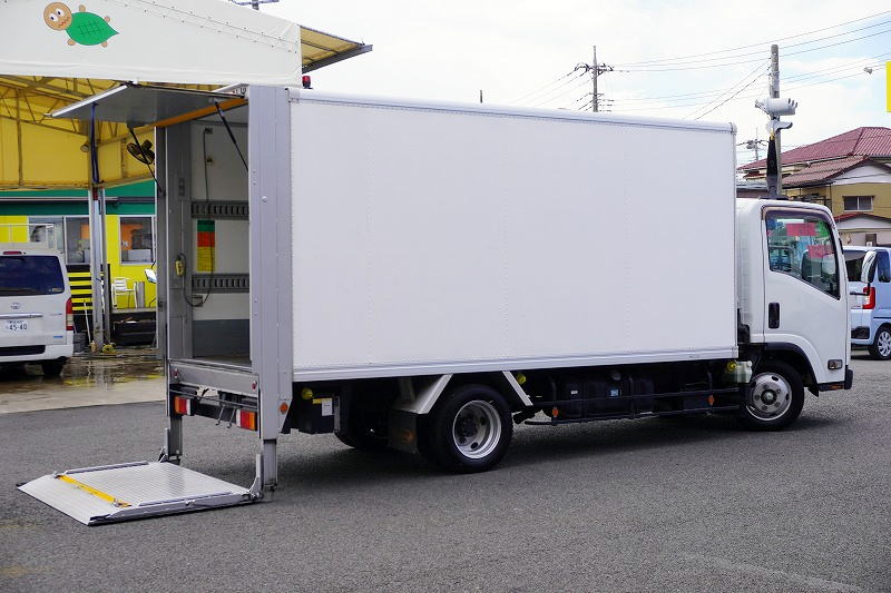 エルフ　「標準幅　ロング」　パネルバン　積載１６００ｋｇ　跳ね上げ式　垂直パワーゲート　ラッシング２段　バックカメラ　左電格ミラー　キーレス　全低床　北村製　ＡＴ車！準中型（５トン限定）免許対応！希少車！！フロント画像