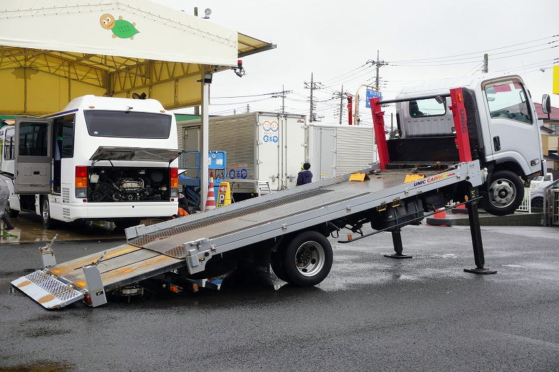 エルフ　「ワイド超ロング」　セルフローダー　一般用　古河ユニック製　積載３３００ｋｇ　ハイジャッキ　ラジコン　ウインチ　電動スライド式ステップ　三方開　床フック６対　左電格ミラー　坂道発進補助　フォグランプ　６速ＭＴ！フロント画像
