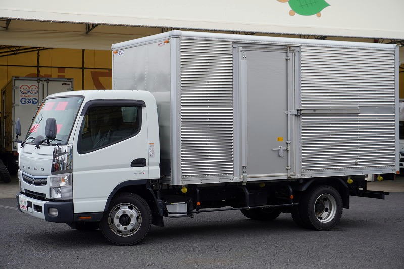 キャンター　「ワイドロング」　アルミバン　積載３５００ｋｇ　サイドドア　ラッシング２段　９０度ストッパー　バックカメラ　左電格ミラー　坂道発進補助　フォグランプ　衝突軽減ブレーキ　車線逸脱警報　パブコ製　５速ＭＴ！フロント画像
