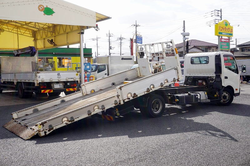 デュトロ　「ワイド超ロング」　セーフティーローダー　一般用　フジタ製　積載３５００ｋｇ　造りボディー　ウインチ　ラジコン　五方開　アルミブロック　アオリ上部プロテクター付き　荷台板張り　床フック　ロープ穴　鳥居Ｊフック　左電格ミラー　坂道発進補助　ＥＴＣ　フォグランプ　６速ＭＴ！フロント画像