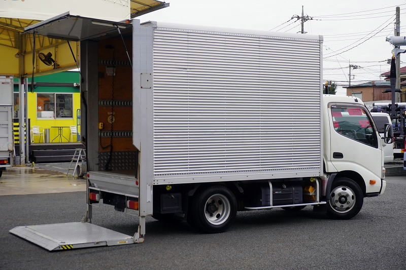 デュトロ　１０尺　アルミバン　積載１８５０ｋｇ　サイドドア　跳ね上げ式　垂直パワーゲート　ラッシング３段　左右電格ミラー　バックカメラ　社外ナビ　ＥＴＣ　フォグランプ　全低床　日本フルハーフ製　ＡＴ車！準中型（５トン限定）免許対応！フロント画像